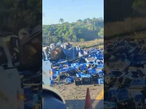Carreta carregada com bebidas capota e deixa vítima fatal na MS-377