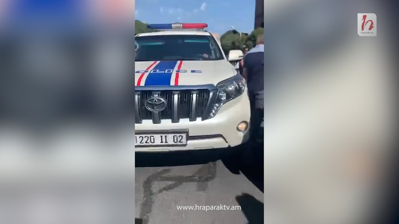 Կառավարությունից դուրս եկող ոստիկանը մեքենան քշում է ցուցարարների վրա