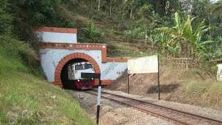 preview picture of video 'Video Kereta Melewati Terowongan Notog'