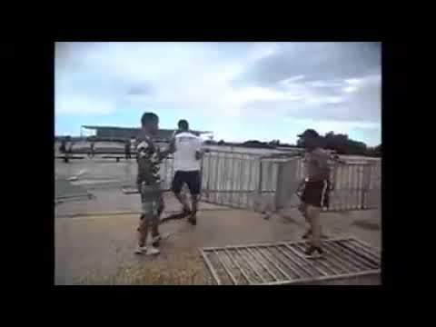 (urgente) cidadãos derrubam barricada  no STF e são abordados por policiais armados