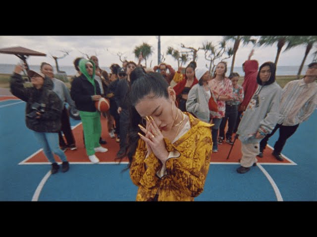 自身初の武道館ライブも成功させ、名実ともにクイーンとなったAwich アルバム「Queendom」より話題のfeat.楽曲「Link Up feat. KEIJU, ¥ellow Bucks」のMVを本日22時に公開!豪華出演陣にも注目! 3 YouTubeサムネイル