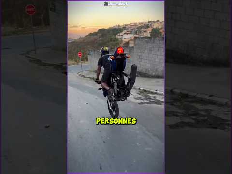 Sa ROUE ARRIÈRE se détache en pleine DESCENTE 🏍️😱