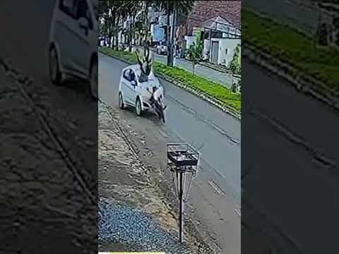 Motociclista sobrevive a acidente brutal em Senador Canedo (GO) #milagres #moto #shorts