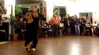 Cesar Agazzi y Virginia Uva bailan soñar y nada mas _ milonga imperial (Bari,Italia)