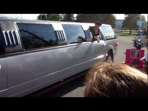 Kelly Clarkson Arrives at Sudbury Airport and Greets Fans