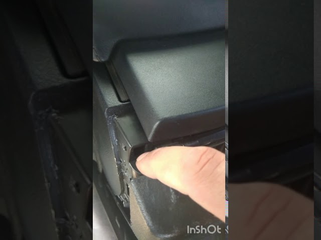 как разобрать подлокотник мазда 6 gh