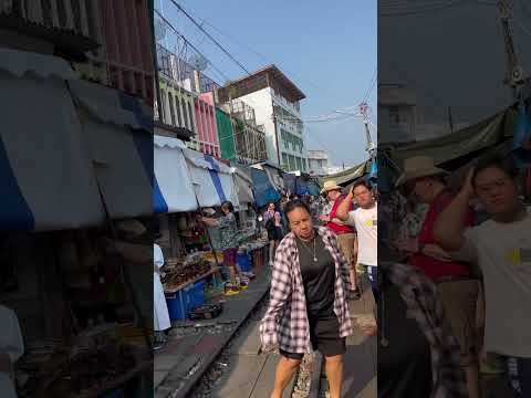 Tayland / Bangkok / İçinden tren geçen pazar / market with train passing through