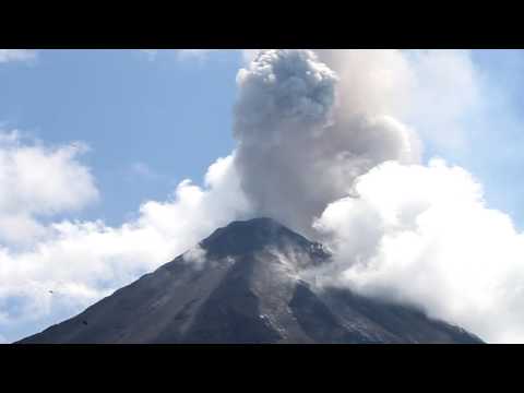 Volcán Arenal en plena actividad. Alta DefiniciÃƒÂ³n.