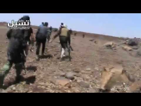 تفدم عناصر الجيش الحر لاقتحام سرية النقل في بلدة الشيخ سعد في ريف درعا