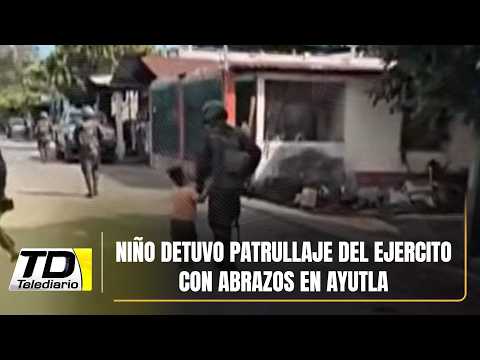 Niño detuvo patrullaje del ejercito con abrazos en Ayutla
