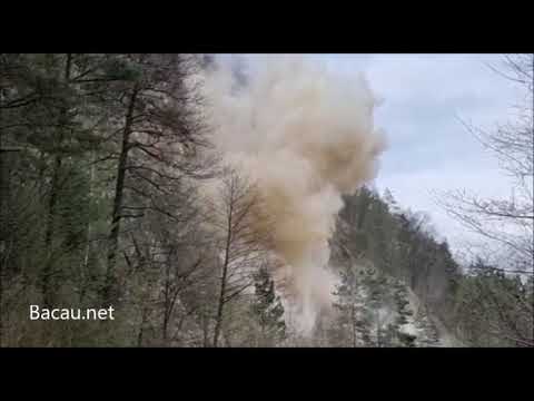 Explozie pe versant. Cum a fost demolata o stanca de pe drumul national Targu Ocna - Slanic Moldova