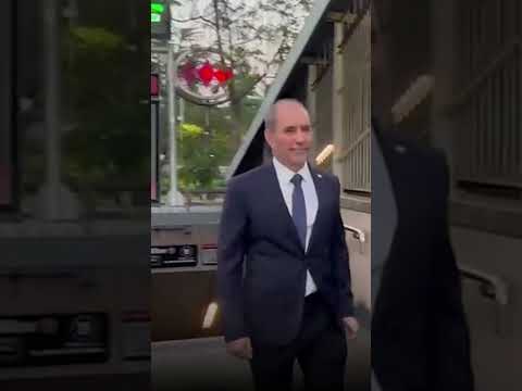 Futuro ministro de Transportes llegó en Metro: 