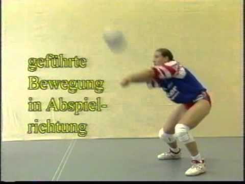 Volleyball Technik unteres Zuspiel Baggern seitlich