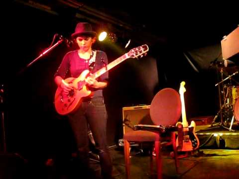 Kaki King - Spit It Back In My Mouth (Live @ Universum Club, Stuttgart)