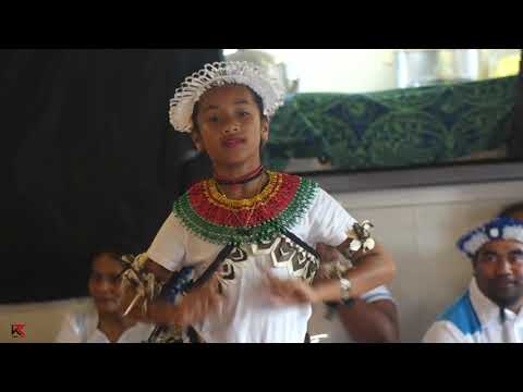 Kiribati - E nakonako te nooko dance by Denny Tawita