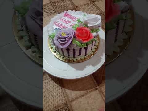 cake decorating with butterfly