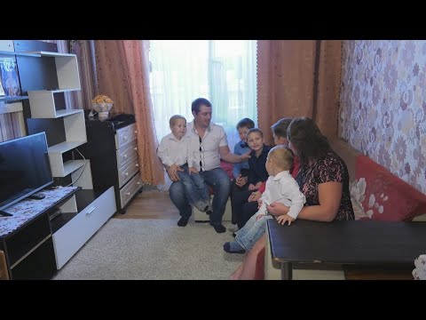 Фон міру аказвае дапамогу школьнікам са шматдзетных сем'яў видео