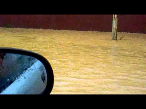 Riada en usagre calles inundadas