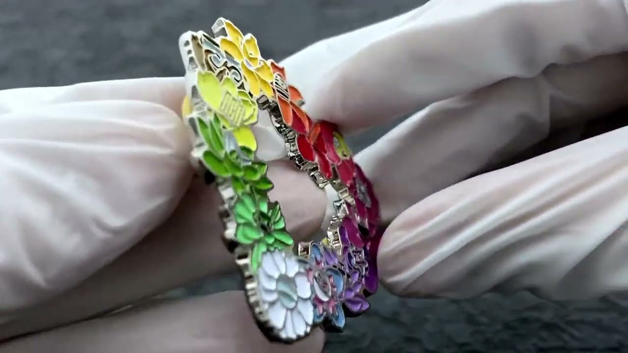 1662 - Wreath Shaped Enamel Hollowed Out Badge Pin