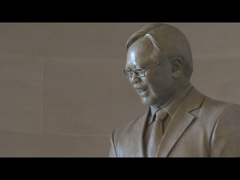Late San Francisco Mayor Ed Lee honored at City Hall with new bust