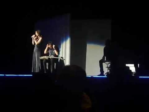 Laura Pausini - Presentazione Chitarrista Nicola Oliva (Arena di Verona 05-06-2012)