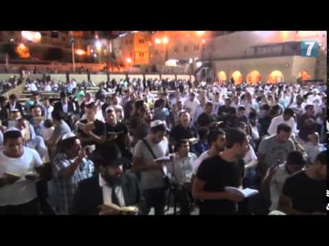 Thousands at the Kotel for First Night of Selichot
