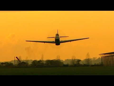 Stunning Spitfire and P-51 Mustang low passes and display at Sunset!