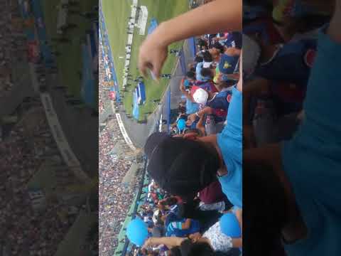 "La banda de la revo llego" Barra: Revolucionarios 1928 &bull; Club: Motagua