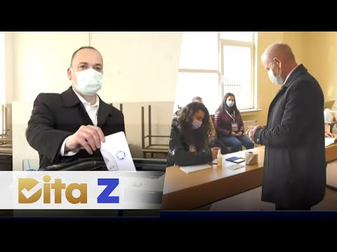 Mytaher Haskuka dhe Zenun Elezaj duke votuar