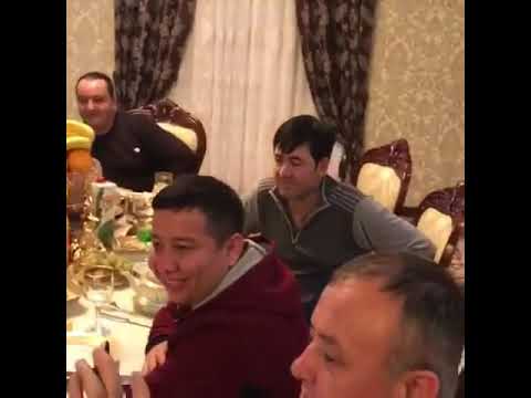 Ulug'bek rahmatullayev  dostlar davrasida