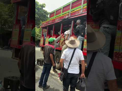 La CHIVA o BUS ESCALERA El Ovejo llegando a Dabeiba - Antioquia.