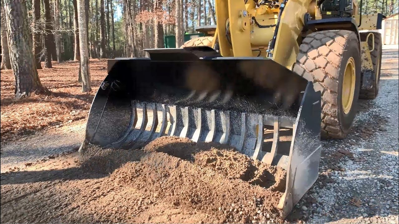 Cat® Small Wheel Loader Skeleton Bucket at Work