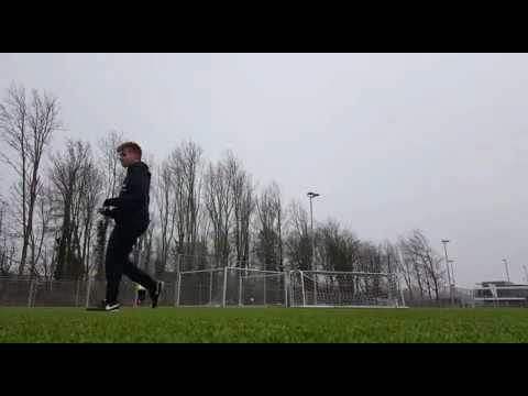 Patryk van SV Hillegom oefent op zijn vrije trappen!