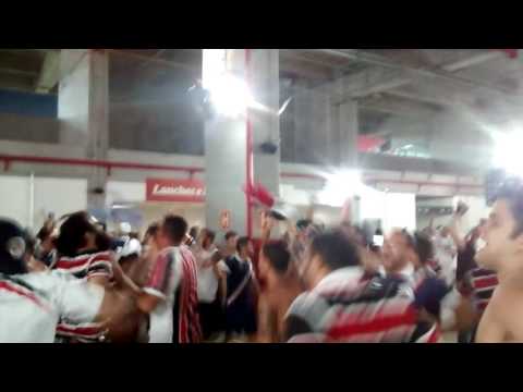 "Torcida PORTÃƒO 10 - AVANTE SANTA CRUZ cantando Coisa me diz porquê tu treme" Barra: Portão 10 &bull; Club: Santa Cruz