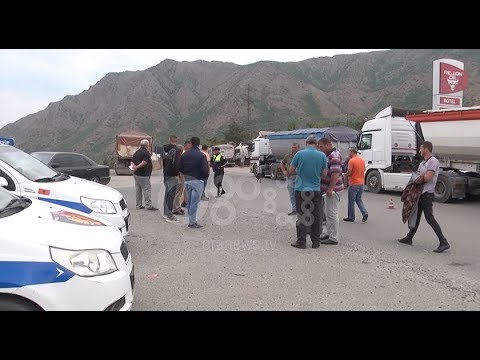 RTV Ora - Debati për peshën në transport, policia bllokon kamionët e kromit nga Bulqiza
