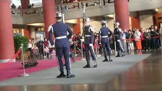 台北 #國父紀念館 禮儀兵交接儀式上場 隆重莊嚴肅靜 交接完成 來點掌聲唷