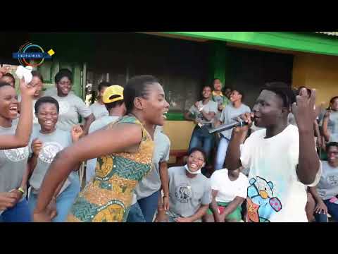 High School Students get crazy over Krakye , KRAKYE visit to Ghanass