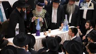 מרגש: מרן הרב יצחק יוסף מדליק נר לעילוי נשמת נרצחי שמחת תורה והחיילים הנופלים הי"ד (מורשת מרן) - התמונה מוצגת ישירות מתוך אתר האינטרנט יוטיוב. זכויות היוצרים בתמונה שייכות ליוצרה. קישור קרדיט למקור התוכן נמצא בתוך דף הסרטון