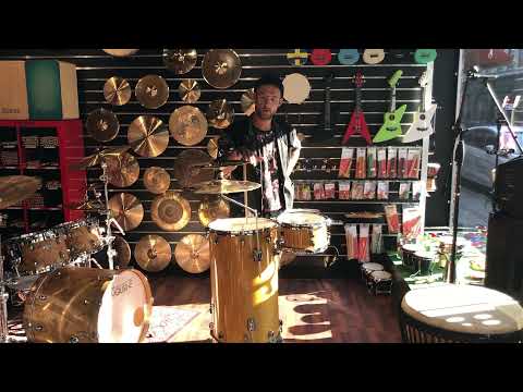 Eddi Jarl testing a Drum Limousine Cocktail drumset