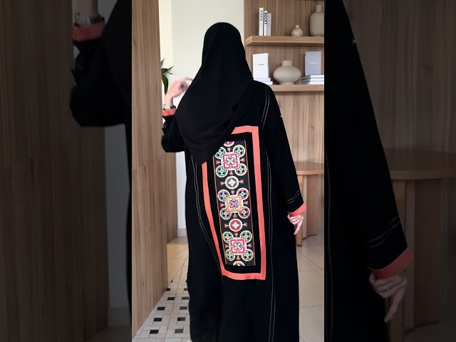 عباية كريب سراميك تصميم فريد ب خيوط قصب وتطريز من...