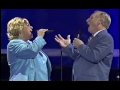 Sandi Patty canta "It Took A Miracle" com seu pai Ron Patti