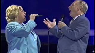 Sandi Patty canta &quot;It Took A Miracle&quot; com seu pai Ron Patti