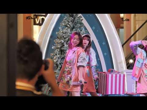 211231 BNK48 Mobile - Jabaja @ Gift Fest 2022 Magic Christmas, Terminal 21 Asok [Fancam 4K 60p]