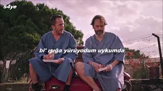 benden bana seslenir hem ilaç hem de zehir bi&#39; maviyim bi&#39; kırmızı sarılarak, darılarak | adamlar