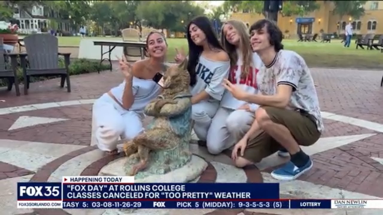 Students taking photos surrounding the Fox at Tars Plaza ��ɫ��