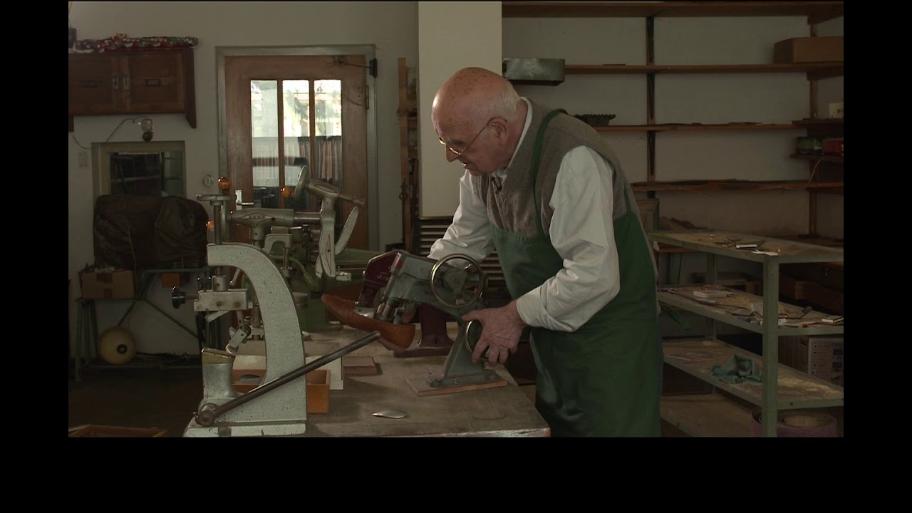 Shoemaker's workshop: shoe expander