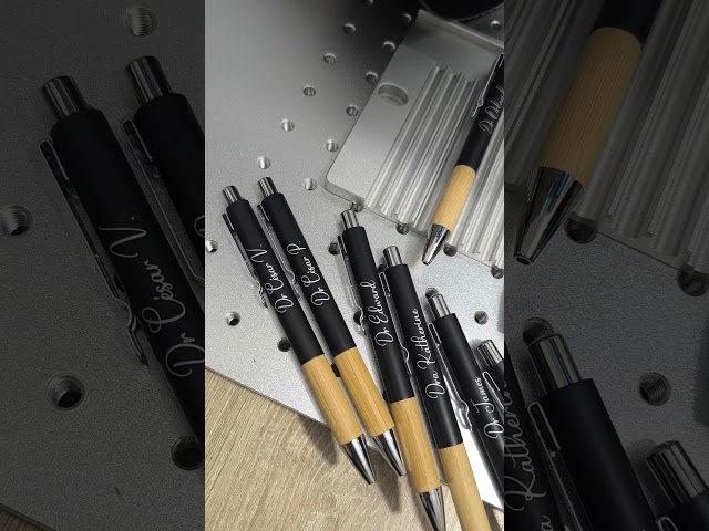 Vídeo relacionado con Genérico 12 a 996 Pieza Bolígrafos personalizados con punta de lápiz capacitivo retráctiles de clic-íconos y texto que se pueden personalizar para Negocios,Graduación,Aniversario,Tinta Negra