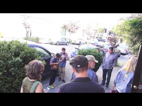 2017-07-14 Miles, Teo Quale entertain guests entering The Back Room - Shasta String Celebration 2017