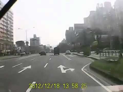 Danos na locomotiva do automóvel da cidade de Kaohsiung Zhonghua Road