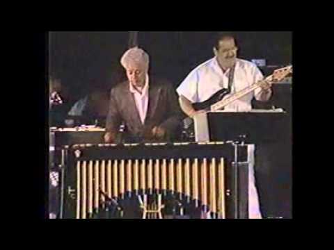 Tito Puente recibiendo la estrella de la fama en California